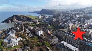 eine Luftaufnahme einer Stadt mit einem roten Stern in der Unterkunft Bath House luxury Apartments in Ilfracombe