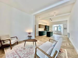 ein Wohnzimmer mit Sofa und Tisch in der Unterkunft Bath House luxury Apartments in Ilfracombe