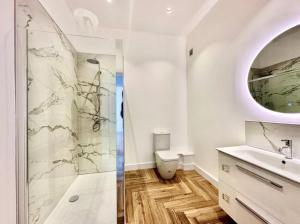 ein Badezimmer mit Dusche, Toilette und Waschbecken in der Unterkunft Bath House luxury Apartments in Ilfracombe