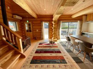 jadalnia ze stołem i krzesłami oraz drewnianym sufitem w obiekcie Polar Haus Canadian NishiKaruisawa1 - Vacation STAY 07669v w mieście Oiwake