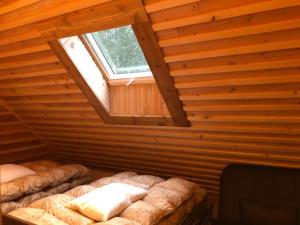 Pokój z 2 łóżkami na poddaszu z oknem w obiekcie Polar Haus Canadian NishiKaruisawa1 - Vacation STAY 07669v w mieście Oiwake