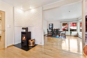 un soggiorno con camino e tavolo di Fjordside Escape - Spacious apartment with amazing views a Tysnes Altre 25 foto