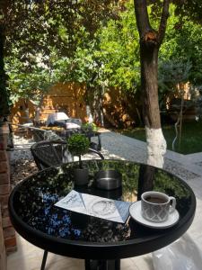 un tavolo nero con una tazza di caffè sopra di Green Villa 2 a Vlorë