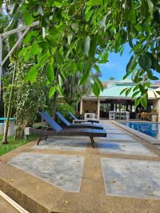สระว่ายน้ำที่อยู่ใกล้ ๆ หรือใน Greenlight Fisherman's Village Samui Resort & Café