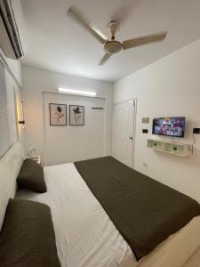 カラチにあるLuxury studio in Dha phase 6の天井ファン付きの大きなベッドのある寝室