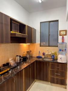 カラチにあるLuxury studio in Dha phase 6の木製のキャビネットとカウンタートップを備えたキッチン +12枚の写真