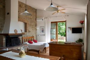 Televiisor ja/või meelelahutuskeskus majutusasutuses Agriturismo Cornieto