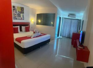 ein Schlafzimmer mit einem Bett und einem Handtuch darauf in der Unterkunft Pak-D Resort in Bangkok
