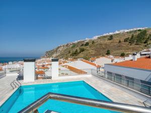 una piscina en el tejado de una casa en Aloha Apartment, en Nazaré