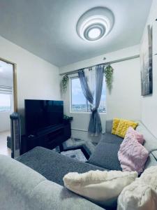 TV a/nebo společenská místnost v ubytování Cozy Corner - One Spatial Iloilo