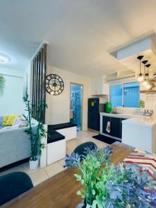 Kuchyň nebo kuchyňský kout v ubytování Cozy Corner - One Spatial Iloilo