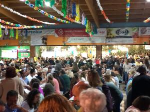 una gran multitud de personas en un mercado en Zeca Holidays -Atalaia Fall Mezanine Ideal para trabalhar, en Lourinhã