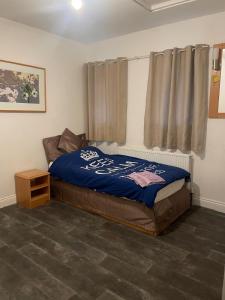 En eller flere senge i et værelse på Crofton accommodation