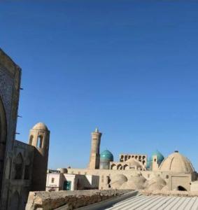 Una vista de un edificio con cúpulas y mezquitas. en Zardozon Guest House, en Bukhara