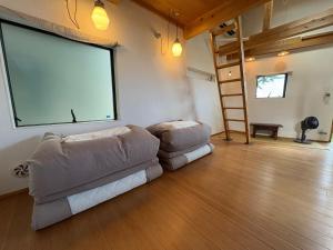 Saikūにあるhanare 6tsuki - Vacation STAY 10034vのソファと大きな窓のあるリビングルーム