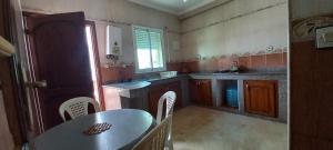 Kuchyň nebo kuchyňský kout v ubytování Etage Villa près de la mer, juste pour les familles