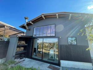 Saikūにあるhanare 6tsuki - Vacation STAY 10034vの大きなガラスドア、パティオが備わる家