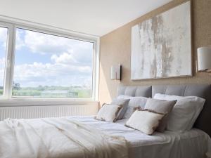 ein Schlafzimmer mit einem Bett mit einem großen Fenster in der Unterkunft New Bed-room, Nature Location,university Tilburg in Tilburg