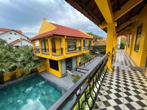 een huis met een zwembad op een balkon bij Tam Coc Mango Homestay - Free Swimming Pool in Ninh Binh