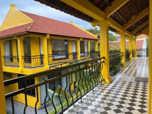 een geel en zwart gebouw met een balkon bij Tam Coc Mango Homestay - Free Swimming Pool in Ninh Binh