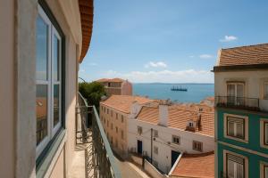 een balkon met uitzicht op de stad bij Portas do Teatro Apartments in Lissabon