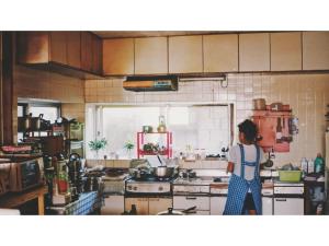 AsaにあるHOMESTAY Kucha - Vacation STAY 17857vのキッチンに立って料理の準備をしている女性