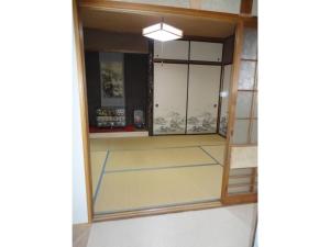 SaikūにあるIse Myojo no Yado - Vacation STAY 12557のガラスドア付きの客室を望めます。