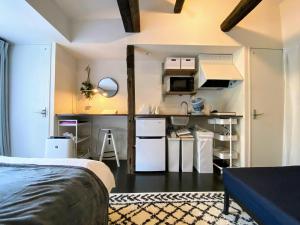 a room with a kitchen and a bed in a room at Nagasaki Sakayado Hitoma - Vacation STAY 16332v in Nagasaki