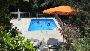 Bazén v ubytování Pension am Weinberg Bed & Breakfast nebo v jeho okolí