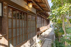 鎌倉市にあるBettei Enoshima - Vacation STAY 20399vの木製の窓と側面に木がある建物