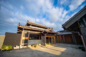 a building with an asian style building at Awajishima dog stay, CHIKUSA - Vacation STAY 17225v in Sumoto