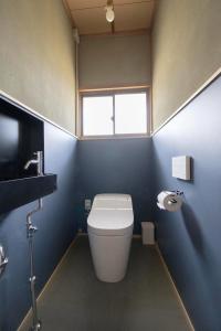 a small bathroom with a toilet and a window at Coliving & Cafe SANDO - Vacation STAY 27347v in Imabari