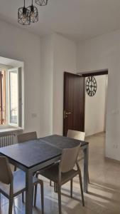 una sala da pranzo con tavolo e sedie neri di Casa Antonini a L'Aquila Altre 15 foto