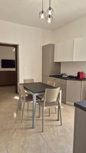 un tavolo da pranzo e sedie in una cucina di Casa Antonini a L'Aquila