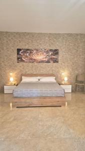 una camera da letto con un letto, due tavoli e due lampade di Casa Antonini a L'Aquila