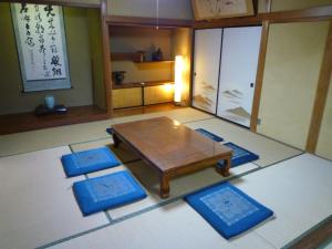 松江市にあるGuestHouse AZMO - Vacation STAY 22715vのリビングルーム(テーブル、青いマット4枚付)