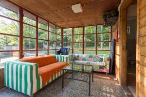 a living room with a couch and a table at Chata Vranov in Vranov nad Dyjí