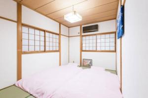 a bedroom with a bed in a room with windows at someya - Vacation STAY 33875v in Kyoto