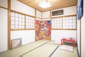 a room with a red table and windows at someya - Vacation STAY 33875v in Kyoto