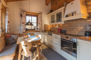 Dapur atau dapur kecil di Dorfchalets - Chalet Lausi inkl Tauern Spa Eintritt & Sommerkarte