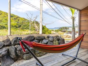 奄美市にあるGuest House Amami Long Beach 2 - Vacation STAY 64461vの海の景色を望むポーチのハンモック