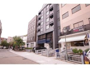 un edificio con un'auto parcheggiata di fronte di HOTEL APT SESELA - Vacation STAY 12883 a Kanazawa