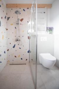 un bagno con doccia e WC di Dom boho nad morzem,hot tub,bbq a Kołczewo
