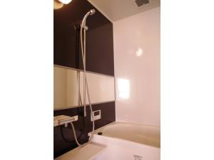 a bathroom with a bath tub and a shower at HOTEL APT SESELA - Vacation STAY 12881 in Kanazawa