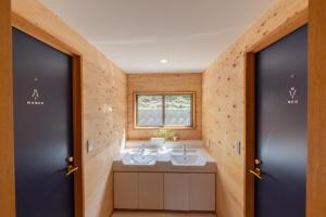 奄美市にあるMale Only Dormitory Guest House Amami Long Beach2 Vacation STAY 37987vの洗面台が2つと窓があるバスルーム