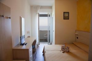 Postel nebo postele na pokoji v ubytování Hotel Mare + 37 fotografií