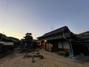 a group of people sitting outside of a building at Shozu no Yado Hamakaze - Vacation STAY 37514v in Ōbe