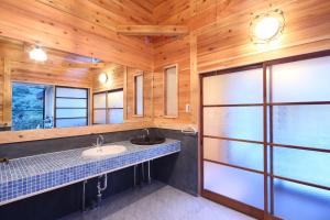 La salle de bains est pourvue d'un lavabo et de murs en bois. dans l'établissement Chichibu-gun - House - Vacation STAY 57579v, à Nakai