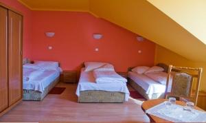 Łóżko lub łóżka w pokoju w obiekcie Hotel Czardasz