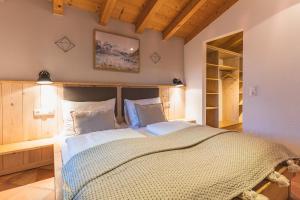 a bedroom with a large bed in a room at Dorfchalets - Chalet Cenzi inkl Tauern Spa Eintritt & Sommerkarte in Kaprun